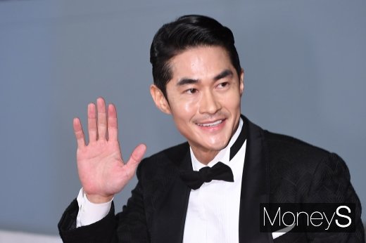 [머니S포토] 배정남 '환한 인사'