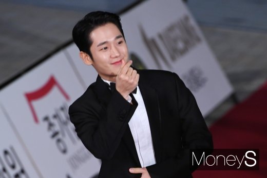 [머니S포토] 정해인 '설렘주의보 하트'