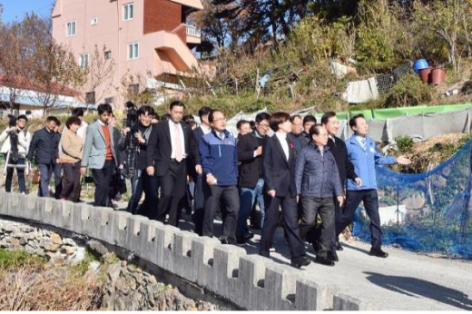 사상구 괘내마을 방문한 이낙연 총리, 오거돈 시장 일행./사진제공=부산시