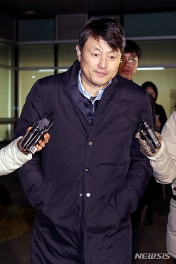 유재수 전 부산시 경제부시장이 22일 오전 서울 송파구 서울동부지검에서 조사를 받은 후 청사를 나서고 있다, /사진=뉴시스