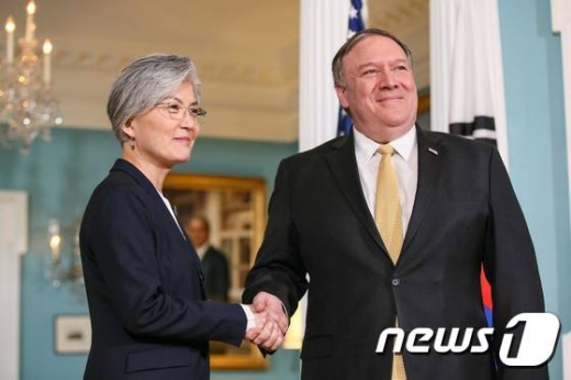 강경화 외교부 장관이 30일(국내 시간) 미국 워싱턴DC에서 마이크 폼페이오 (Mike Pompeo) 국무장관과 한미 외교장관회담을 갖기 앞서 악수를 나누고 있다. /사진=뉴스1