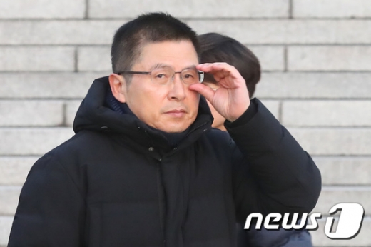 단식 사흘째 맞은 황교안 자유한국당 대표가 22일 오전 서울 여의도 국회 본청 앞 농성장을 나와 청와대 분수대 앞으로 이동하고 있다. /사진=뉴스1