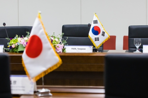 지난 8월 인천 송도 한일문화장관회의장에 태극기와 일장기가 나란히 놓인 모습. /사진=뉴스1