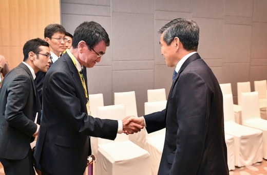 정경두 국방부 장관이 지난 17일 태국 방콕 아바니 리버사이드 호텔에서 고노 다로 일본 방위상과 한일 국방장관 회담을 위해 만나 악수를 나누고 있다. /사진=국방부