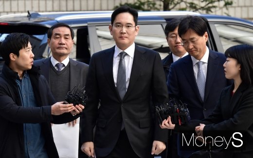 [머니S포토] 이재용 부회장, 국정농단 연루 혐의 파기환송심 2차 공판 출석