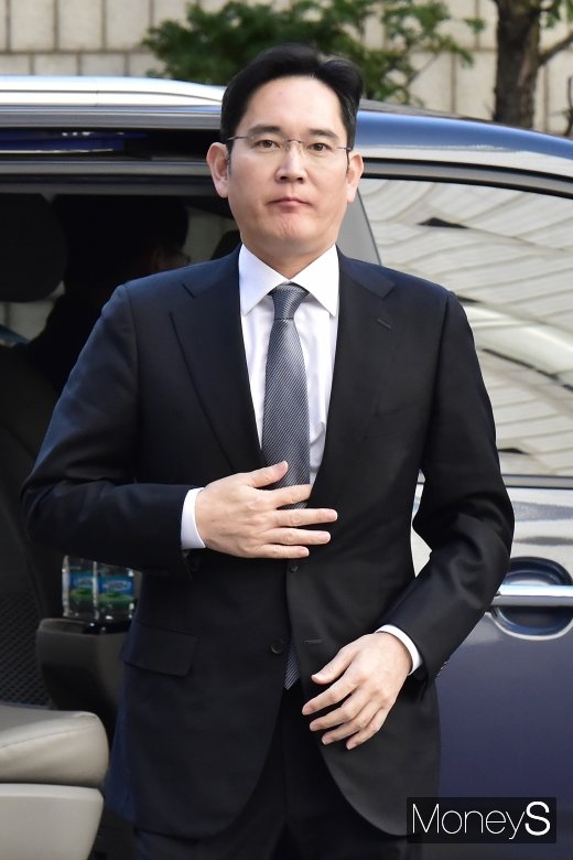 [머니S포토] 옷 매무새  고치는 이재용 부회장