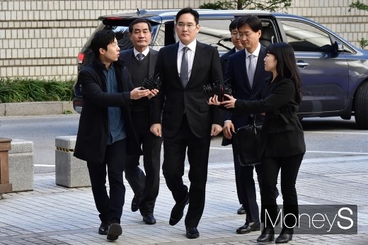 [머니S포토] 파기환송심 2차 공판 들어서는 이재용 부회장