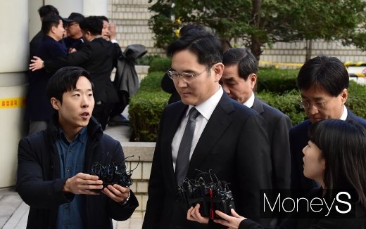 [머니S포토] 이재용 부회장, 취재진 질문에 묵묵부답