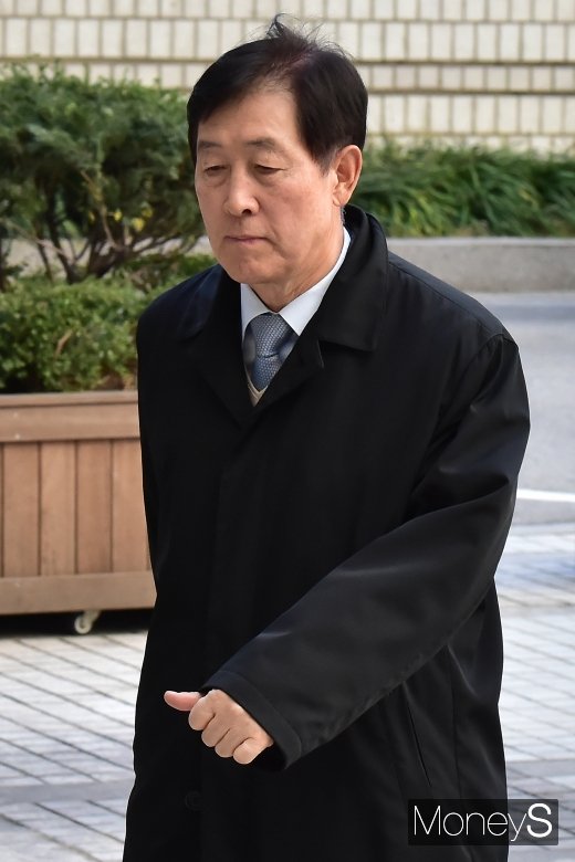 [머니S포토] 국정농단 연루 파기환송심 2차 공판 출석한 최재성 전 미래전략실장