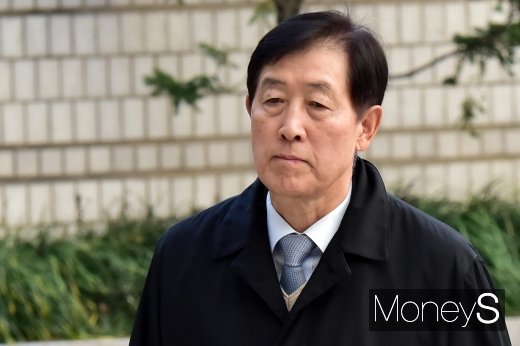 [머니S포토] 고법 들어서는 최지성 전 삼전 미래전략실장