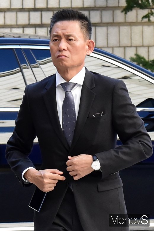 [머니S포토] 국정농단 연루 파기환송심 2차 공판 출석한 황성수 전 전무