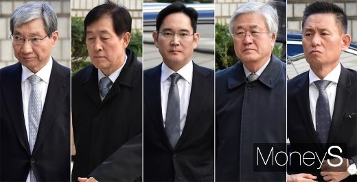 ▲ 장충기 (전) 삼성미래전략실 차장, 최지성&nbsp;(전) 삼성미래전략실장, 이재용 삼성전자 부회장, 박상진&nbsp;(전) 삼성전자 사장, 황성수&nbsp;(전) 삼성전자 전무(왼쪽부터)