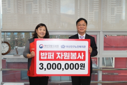 부산지방국세청 사회봉사단(청장 이동신, 오른쪽)은 22일 부산진구노인복지관을 방문하여 어르신 300여명에게 점심 배식과 뒷정리 등 사랑나눔 밥퍼 봉사활동을 실시하고 급식비용 300만원(1500명분)을 기부했다./사진제공=부산국세청