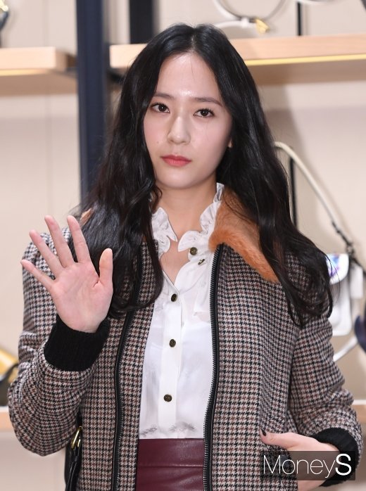 [머니S포토] 크리스탈, 심쿵 손인사