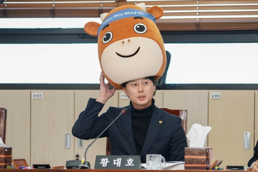 경기도의회 의회운영위원회 황대호 의원(더불어민주당, 수원4)이 22일 경기도의회 의회사무처, 경기도 소통협치국, 중앙협력본부에 대한 행정사무감사에서 경기도의회의 입법·의정활동 지원 강화를 위한 방안 마련을 촉구했다. / 사진제공=경기도의회