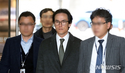 협력업체로부터 뒷돈을 받고 회삿돈을 빼돌린 혐의를 받고 있는 조현범 한국타이어 대표가 지난 21일 오전 서울 서초구 서울중앙지방법원에서 열린 구속 전 피의자심문(영장실질심사)에 출석하고 있다. /사진=뉴시스