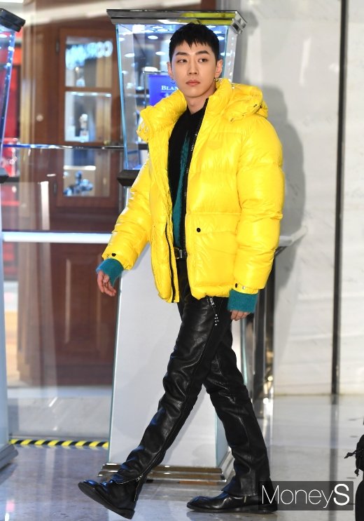 [머니S포토] 그레이, 스웩 넘치는 등장