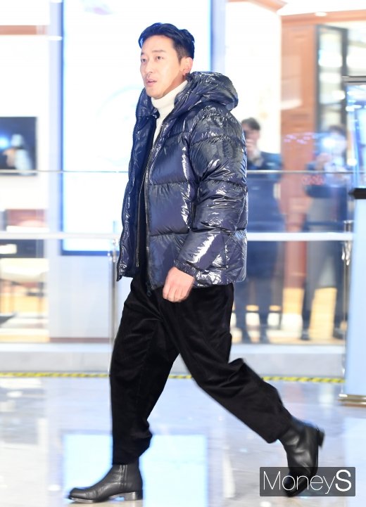 [머니S포토] 하정우 '백화점 시선 싹쓸이~'
