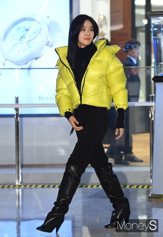 [머니S포토] 이청아, 독특한 롱부츠 패션