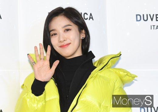 [머니S포토] 이청아, 상큼한 손인사
