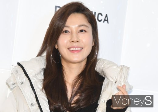 [머니S포토] 김하늘 '러블리 하트 발사'