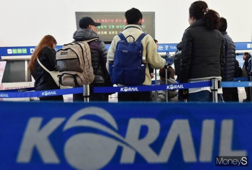 철도노조가 무기한 총파업에 들어간 지난 20일 서울 용산구 서울역 알림판에 파업 소식안내문이 부착되어 있다. /사진=임한별 기자