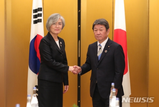강경화 장관이 모테기 도시미쓰 외무상과 23일 오후(현지시각) G20(주요 20개국) 외교장관회의가 열린 일본 나고야 관광호텔에서 양자회담을 하기에 앞서 악수하고 있다. /사진=뉴시스