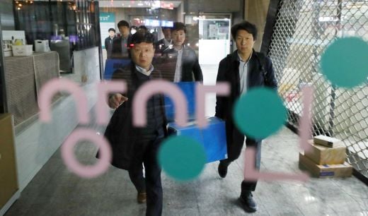 검찰 관계자들이 대출 과정에서 규정을 어긴 의혹을 받고 있는 상상인저축은행을 지난 12일 압수수색하고 압수물품을 차량으로 옮기고 있다. /사진=뉴시스 전신 기자