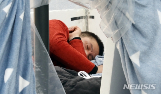 닷새째 단식투쟁 중인 황교안 자유한국당 대표가 24일 오전 서울 종로구 청와대 사랑채 앞 천막에 몸져누워 있다. /사진=뉴시스