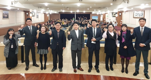 학교급식 수산물 공동구매 업체를 선정한 후 관계자들이 기념촬영을 하고 있다. / 사진제공=수원시