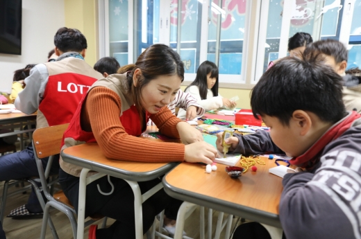 롯데백화점 호남충청지역 디자인팀. /사진=롯데백화점 광주점 제공.