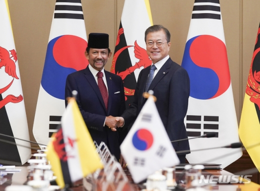 문재인 대통령(오른쪽)과 하사날 볼키아 브루나이 국왕이 24일 오전 청와대에서 열린 정상회담에 앞서 악수하고 있다. /사진=뉴시스