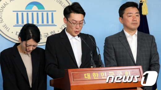 강훈식 더불어민주당 의원과 아산 스쿨존 교통사고 희생자 부모가 지난달 13일 서울 여의도 국회 정론관에서 국민청원 참여 호소와 '민식이 법' 법안 통과 촉구 기자회견을 하고 있다. /사진=뉴스1