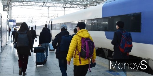 철도노조가 한국철도와 교섭 결렬로 무기한 총파업에 들어간 지난 20일 서울 용산구 서울역에 시민들이 들어서고 있다. /사진=임한별 기자
