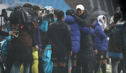 24일 오후 인천축구전용경기장서 열린 인천 유나이티드와 상주 상무의 '하나원큐 K리그1 2019’ 파이널B 37라운드 경기에서 인천이 후반 30분 문창진의 선제 결승골과 후반 43분 케힌데의 쐐기골로 2-0으로 승리했다. 유상철 감독이 경기 후 선수들과 기쁨을 나누고 있다. / 사진=뉴스1 이동해 기자
