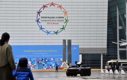2019 한·아세안 특별정상회의 개최를 앞둔 지난 24일 부산 해운대구 벡스코 야외광장에서 무인 경호·경비 차량이 임무를 수행하고 있다. /사진=뉴시스 하경민 기자