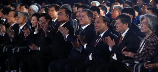 문재인 대통령이 한·아세안 특별정상회담에 앞서 지난 24일 부산 서구 스마트시티 시범도시 착공식에 참석했다. (왼쪽 세 번째부터) 김현미 국토교통부 장관, 통룬 시술릿 라오스 총리, 쁘라윳 짠오차 태국 총리, 문재인 대통령, 응우옌 쑥 언푹 베트남 총리, 림 족 호이 아세안 사무총장, 강경화 외교부 장관. /사진=뉴시스 배훈식 기자