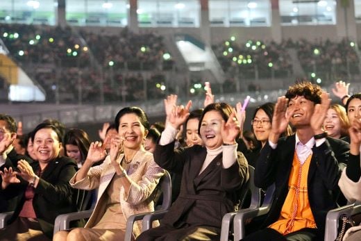 대통령 부인 김정숙 여사와 쁘라윳 짠 오차 태국 총리 부인 나라펀 여사 등이 24일 오후 창원 경륜장에서 열린 한·아세안 특별정상회의 전야제 '아세안 판타지아'에서 공연을 즐기고 있다. / 사진=청와대 제공