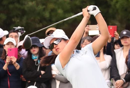 김세영이 25일(한국시각) 미국 플로리다주 네이플스의 티뷰론 골프클럽에서 열린 최종 4라운드에서 버디 5개와 보기 3개로 2언더파 70타를 치며 합계 18언더파로 우승을 차지했다. /사진=뉴스1