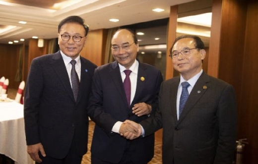 박수관 베트남 명예총영사, 응웬 쑤언 푹 베트남 총리, 오거돈 부산시장(왼쪽부터)/사진제공=부산시