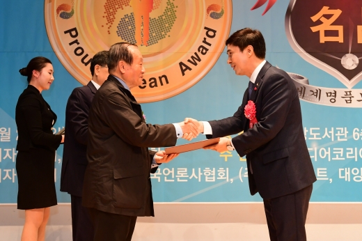 24일 열린 시상식에서 대상을 수상하고 있는 서철모 화성시장. / 이하 사진제공=화성시