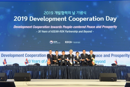 25일 외교부와 코이카(KOICA·한국국제협력단)가 부산 벡스코에서 공동 개최한 ‘2019 한·아세안 특별정상회의’ 부대행사인 '2019 개발협력의 날 기념식’에서 치엥 야나라 캄보디아 개발위원회 장관(왼쪽에서부터), 살름싸이 꼼마싯 라오스 외교부장관, 응웬 찌 중 베트남 기획투자부 장관, 강경화 외교부장관, 이미경 코이카 이사장, 우 쪼틴 미얀마 국제협력부 장관, 에르네스토 뻬르니아 필리핀 국가경제개발청 장관 ‘개발협력 양해각서(MOU)’를 체결한 뒤 기념촬영을 하고 있다. /사진제공=코이카