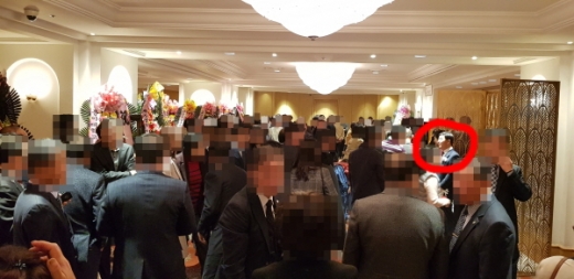 지난 23일 오후 1시 부산 롯데호텔 3층 연회장에서 열린 허성곤 시장의 딸 결혼식에 참석한 하객들을 허 시장 내외가 맞이하고 있다./ 사진=임승제 기자 
