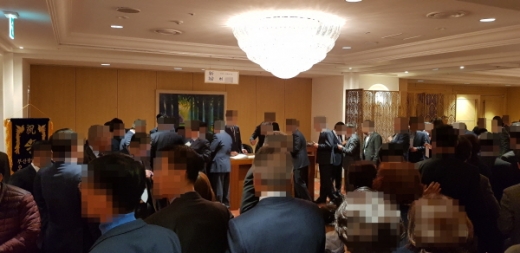 지난 23일 오후 1시 부산 롯데호텔 3층 연회장에서 열린 허성곤 시장의 딸 결혼식에 참석한 하객들의 축의금 행렬이 줄지어 서있다./ 사진=임승제 기자.