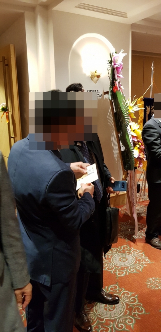 23일 오후 1시 부산 롯데호텔 3층 연회장인 크리스탈볼룸에서 열린 허성곤(더불어민주당·64) 김해시장의 딸 결혼식에 참석한 한 하객이 수십만원의 축의금을 넣고 있다./ 사진=임승제 기자.