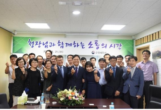 지난 8월21일 부산 수영세무서를 방문한 이동신 부산국세청장./사진제공=부산국세청장