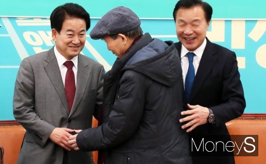 [머니S포토] 사회 원로들과 인사나누는 손학규-정동영