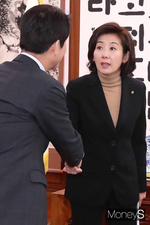 [머니S포토] 인사 나누는 나경원-이인영