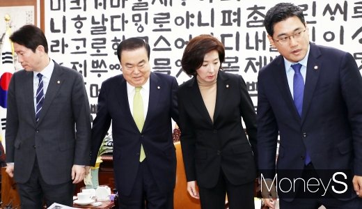 [머니S포토] 국회의장·여야 3당 원내대표 회동