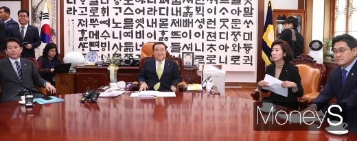 [머니S포토] 본격 회동 갖는 문희상 의장과 교섭3당